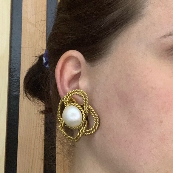 Vintage Chanel pearl camellia earrings - Picture 8 of 8